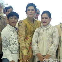 Saat hadir di Jakarta Fashion Week 2024, Kahiyang Ayu dan Iriana mengenakan koleksi dari desainer Surya Abduh, dilengkapi dengan sepatu dari Vaia Official yang juga kental dengan nuansa wastra kota Medan. Foto: Abduh/detikcom.