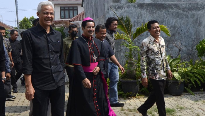 Bakal calon presiden Ganjar Pranowo (kiri) berjalan bersama Uskup Tanjungkarang Monsinyur (Mgr) Vinsensius Setiawan Triatmojo (tengah) saat kunjungan di Keuskupan Tanjungkarang, Bandar Lampung, Lampung, Kamis (26/10/2023). Dalam kunjungannya, Ganjar Pranowo bersilaturahmi kepada para pemuka agama diantaranya ke Keuskupan dan sejumlah pondok pesantren di Lampung.