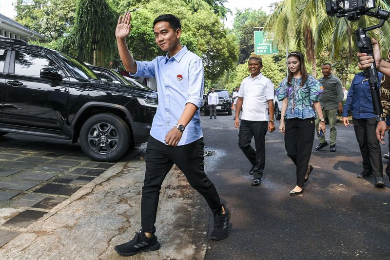 Bakal calon wakil presiden Gibran Rakabuming Raka (kiri) didampingi Istri Selvi Ananda (ketiga kanan) melambaikan tangan setibanya di kediaman Bacapres Prabowo Subianto jelang deklarasi dan pendaftaran sebagai capres dan cawapres di Kertanegara, Jakarta, Rabu (25/10/2023). ANTARA FOTO/Galih Pradipta/wpa/tom.