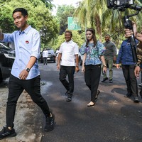 Untuk alas kaki, ia bersolek dengan flat shoes dari Manolo Blahnik. Tampak sepatu tersebut dihiasi detail buckle khas jenama sepatu asal Spanyol itu. (Foto: Antara foto/GALIH PRADIPTA)