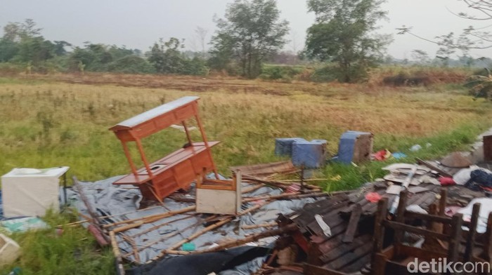 Gerobak angkringan di Delanggu terlempar ke sawah disapu angin ribut, Kamis (26/10/2023).