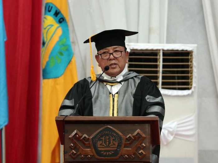 Gubernur Lampung Arinal Djunaidi dianugerahi gelar Doktor Honoris Causa.