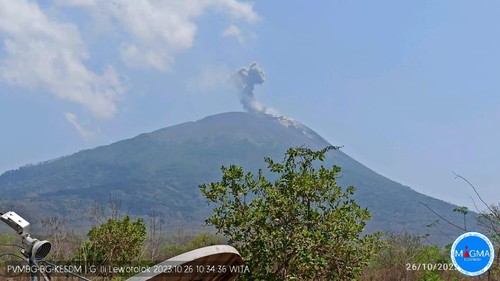 Gunung Ile Lewotolok, di Lembata, Nusa Tenggara Timur (NTT), kembali erupsi, Kamis (26/10/2023). (Dok. KESDM, Badan Geologi, PVMBG Pos Pengamatan Gunung Api Ile Lewotolok)