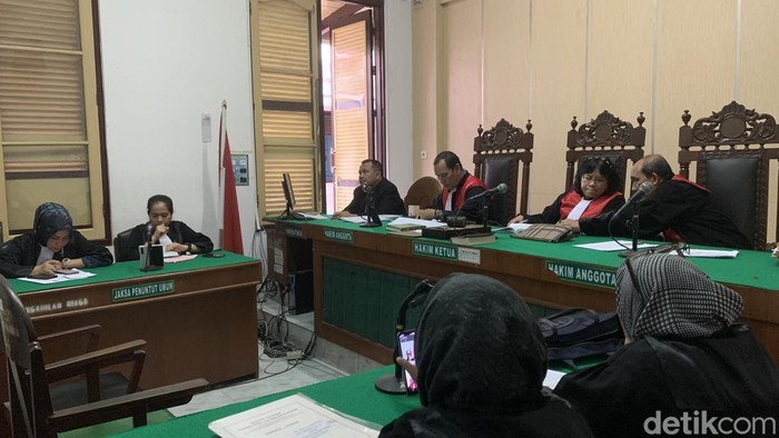 Hakim Phillip Mark Soentpiet membacakan vonis mantan kades di Aceh (Raja Malo Sinaga/detikSumut)
