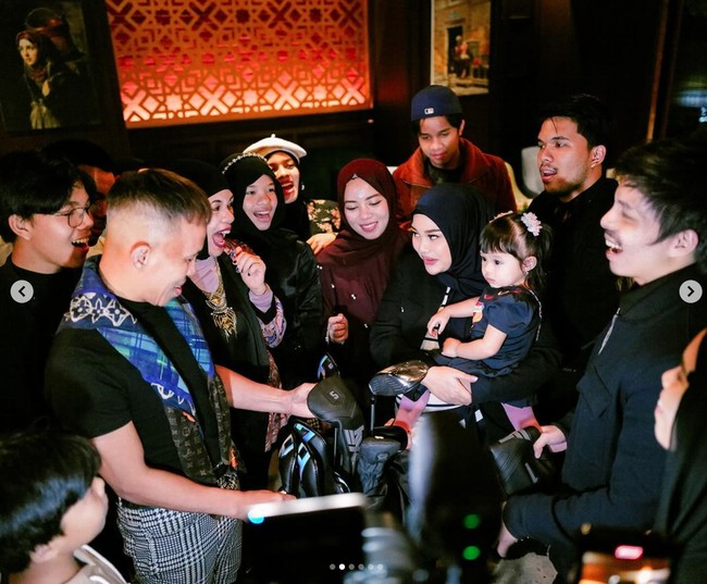 Foto unggahan Halilintar Asmid itu rupanya langsung mencuri atensi dan berhasil bikin salfok. Tak sedikit yang menyoroti perubahan wajahnya yang dinilai berbeda. Foto: Instagram/@halilintarasmid