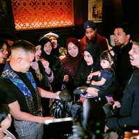 Foto unggahan Halilintar Asmid itu rupanya langsung mencuri atensi dan berhasil bikin salfok. Tak sedikit yang menyoroti perubahan wajahnya yang dinilai berbeda. Foto: Instagram/@halilintarasmid