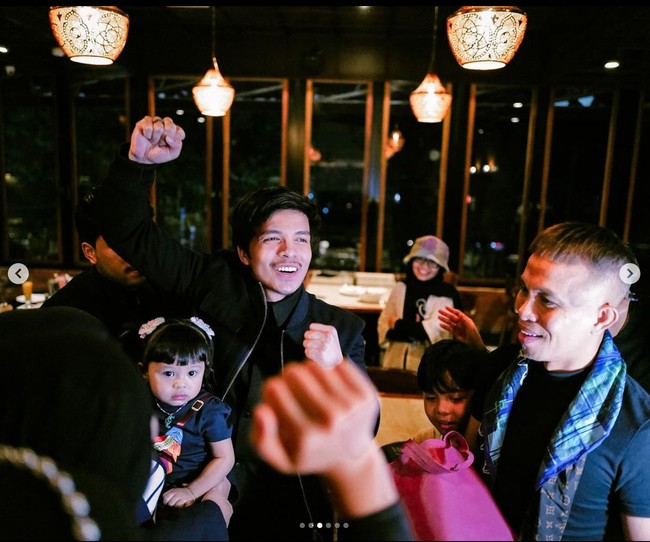 Beberapa netizen bahkan menduga jika mertua Aurel Hermansyah itu mungkin telah melakukan operasi plastik pada wajahnya. Kek habis di rombak ya penampilan ppa nya kya aga mlehoy gtu kliatannya, komentar salah seorang netizen. Foto: Instagram/@halilintarasmid