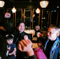 Beberapa netizen bahkan menduga jika mertua Aurel Hermansyah itu mungkin telah melakukan operasi plastik pada wajahnya. Kek habis di rombak ya penampilan ppa nya kya aga mlehoy gtu kliatannya, komentar salah seorang netizen. Foto: Instagram/@halilintarasmid