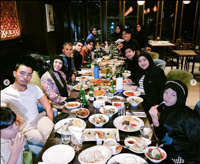 Terlihat perayaan ulang tahun Halilintar Asmid itu digelar sederhana dengan makan malam keluarga. Punya 11 anak, meski hanya dihadiri oleh keluarga namun perayaan ulang tahun tersebut tampak ramai. Foto: Instagram/@halilintarasmid