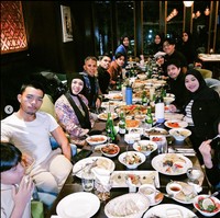 Terlihat perayaan ulang tahun Halilintar Asmid itu digelar sederhana dengan makan malam keluarga. Punya 11 anak, meski hanya dihadiri oleh keluarga namun perayaan ulang tahun tersebut tampak ramai. Foto: Instagram/@halilintarasmid