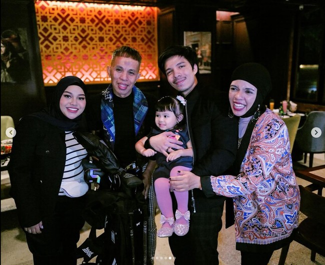 Penampilan ayah Atta Halilintar itu dinilai berbeda dari biasannya. Bahkan ada yang menyebut sekilas Halilintar Asmid mirip dengan ayah Ayu Ting Ting, Abdul Rozak. Foto: Instagram/@halilintarasmid