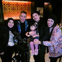 Penampilan ayah Atta Halilintar itu dinilai berbeda dari biasannya. Bahkan ada yang menyebut sekilas Halilintar Asmid mirip dengan ayah Ayu Ting Ting, Abdul Rozak. Foto: Instagram/@halilintarasmid