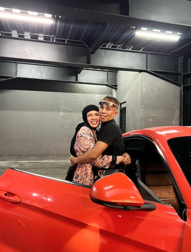 Ada juga yang menduga jika ayah Gen Halilintar itu seperti telah menjalani prosedur filler bibir. Pak gen kok kayak abis filer bibir ya, komentar salah seorang netizen. Foto: Instagram/@halilintarasmid