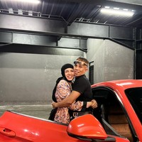 Ada juga yang menduga jika ayah Gen Halilintar itu seperti telah menjalani prosedur filler bibir. Pak gen kok kayak abis filer bibir ya, komentar salah seorang netizen. Foto: Instagram/@halilintarasmid