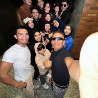 Potret Halilintar Asmid bersama keluarganya. Mengenakan kaca mata hitam, Asmid memadukan kaos hitam dengan celana panjang kotak-kotak berwarna senada dan ikat pinggang. Foto: Instagram/@halilintarasmid