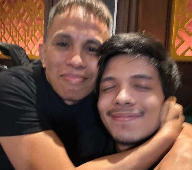 Berpose bersama Atta Halilintar, begini potret kompak keduanya. Bagaimana menurutmu, keduanya terlihat mirip atau tidak? Foto: Instagram/@halilintarasmid