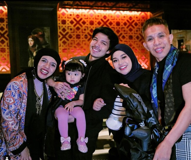 Ayah Atta Halilintar, Halilintar Asmid, baru saja merayakan hari ulang tahunnya yang ke-55. Foto-foto perayaan ulang tahunnya bersama keluara kemudian ia bagikan ke akun Instagram pribadi miliknya. Foto: Instagram/@halilintarasmid