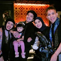 Ayah Atta Halilintar, Halilintar Asmid, baru saja merayakan hari ulang tahunnya yang ke-55. Foto-foto perayaan ulang tahunnya bersama keluara kemudian ia bagikan ke akun Instagram pribadi miliknya. Foto: Instagram/@halilintarasmid