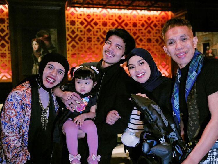 8 Foto Ayah Atta Halilintar yang Ramai Dituding Oplas, Wajahnya Jadi Sorotan