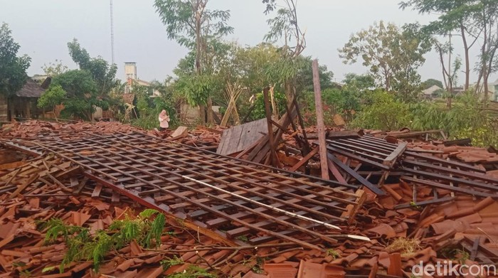Joglo di Desa Sabrang, Kecamatan Delanggu rata dengan tanah usai diterjang hujan angin, Kamis (26/10/2023).
