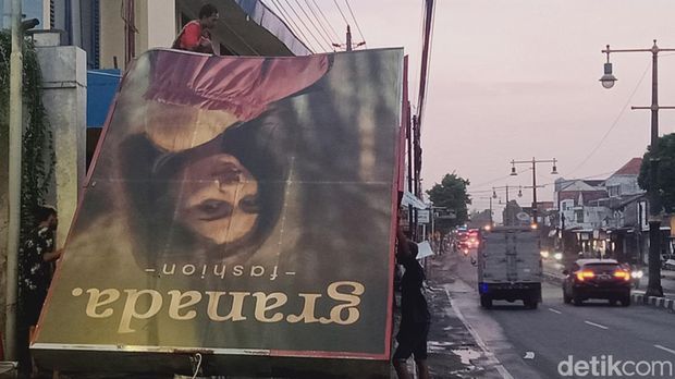 Baliho toko di Jalan Jogja-Solo Kecamatan Delanggu ambruk diterjang hujan angin, Kamis (26/10/2023).