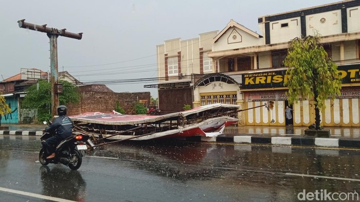 Baliho berukuran besar ambruk di jalan Jogja-Solo Kecamatan Delanggu.