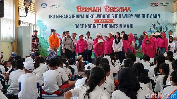 Ibu Negara Iriana Jokowi di Surabaya