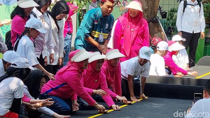 Ibu Negara Iriana Jokowi di Surabaya