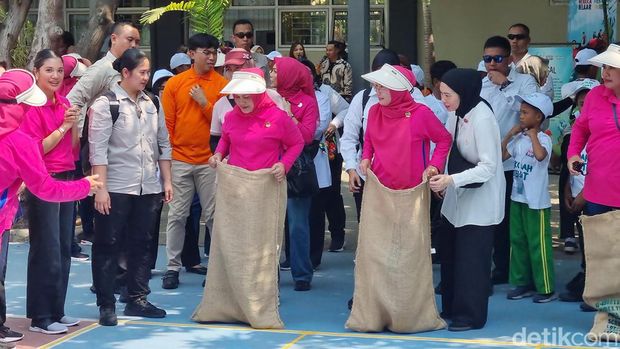 Ibu Negara Iriana Jokowi di Surabaya
