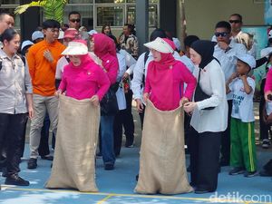 Keseruan Iriana Main Balap Karung hingga Bagi-bagi Sepeda di Surabaya