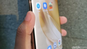 Infinix Zero 30 hadir dalam tiga pilihan warna menawan, yakni Misty Green, Pearly White dan Sunset Gold. Sementara itu, Infinix Zero 30 5G juga hadir dalam tiga varian warna yakni Golden Hour, Rome Green, dan Fantasy Purple. Foto: detikINET/Josina