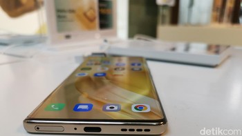 Untuk dapur pacu, Infinix Zero 30 didukung oleh prosesor octa-core Helio G99 dari MediaTek, yang memiliki proses fabrikasi sebesar 6nm.  Sementara aspek penyimpanan dan kapasitas memori, baik Infinix Zero 30 maupun Zero 30 5G menawarkan penyimpanan internal sebesar 256GB. Dalam hal RAM, Infinix Zero 30 dilengkapi dengan memori tambahan sebesar 16GB, sementara Infinix Zero 30 5G mengemas memori RAM yang lebih besar hingga 21GB. Foto: detikINET/Josina