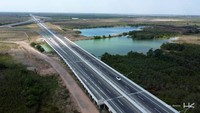 Pembangunan jalan tol ini diharapkan dapat mempercepat mobilitas barang dan jasa.  