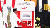 Presiden Jokowi saat melakukan peresmian Tol Indralaya-Prabumulih.  