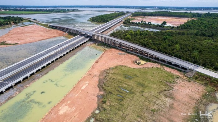 Presiden Joko Widodo (Jokowi) meresmikan jalan tol Indralaya-Prabumulih, Kamis (26/10/2023). Jalan tol sepanjang 64,5 kilometer itu dibangun sejak tahun 2019, artinya butuh sekitar 4 tahun untuk menyelesaikan tol tersebut.