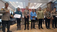 Penyelenggaraan lomba karya tulis ilmiah yang diikuti oleh anggota Polri, PNS Polri, hingga masyarakat umum ini untuk memperingati Hari Sarjana Nasional. 