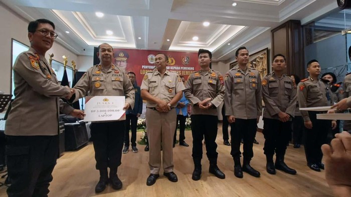 Ini Para Pemenang Lomba Karya Tulis Ilmiah STIK Lemdiklat Polri Lomba karya tulis ilmiah STIK Lemdiklat Polri sukses digelar. Ini para pemenang lomba yang didukung oleh BCA tersebut.