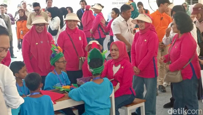 Iriana Joko Widodo saat menemui sejumlah pelajar di Taman Suroboyo, Kecamatan Bulak, Surabaya.