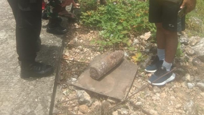 Warga di Kota Jayapura, Papua dibuat geger dengan penemuan sebuah mortir diduga peninggalan perang dunia II.