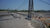 Jembatan penghubung antardusun yang sempat tidak dapat dilintasi karena putus akibat diterjang banjir lahar hujan Gunung Semeru pada (7/7) tersebut telah diperbaiki sehingga telah berfungsi kembali.   
