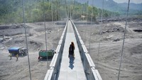 Warga melintas di atas Jembatan Gantung Kaliregoyo, Lumajang, Jawa Timur, Kamis (26/10/2023).  