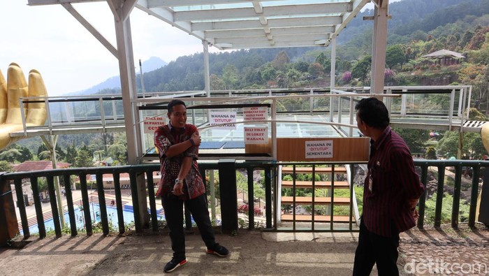Jembatan kaca yang berada di area Lokawisata Baturraden, Banyumas terpantau sudah ditutup sementara, Kamis (26/10/2023).