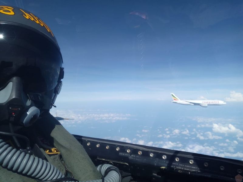 Jet Tempur Skadron Udara 16 Lanud Roesmin Nurjadin Pekanbaru berhasil menurunkan paksa pesawat kargo asing.