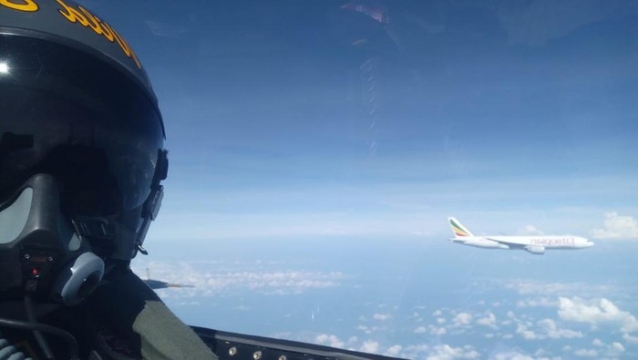 Jet Tempur Skadron Udara 16 Lanud Roesmin Nurjadin Pekanbaru berhasil menurunkan paksa pesawat kargo asing.