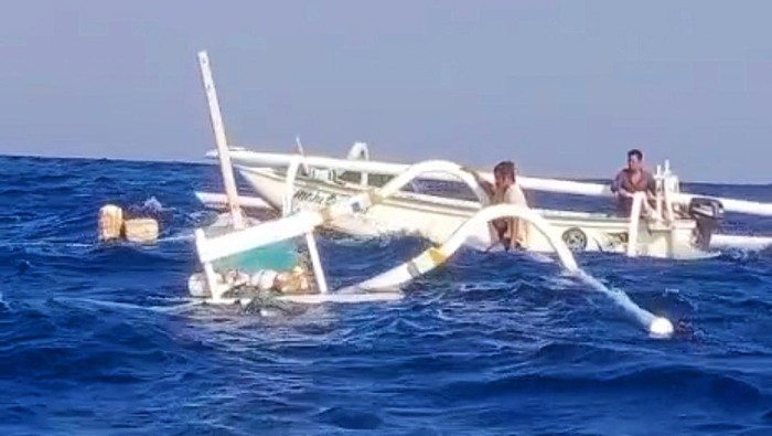 Jukun terbalik dihantamg gelombang di perairan Amed, Desa Purwakerti, Kecamatan Abang, Karangasem pada Kamis (26/10/2023). (istimewa)
