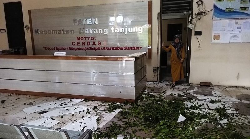 Kantor kecamatan Karang Tanjung tertimpa pohon tumbang. (Aris Rivaldo/detikcom)