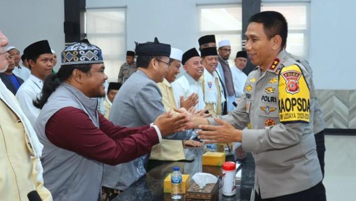 Kapolda Jawa Barat Irjen Pol Akhmad Wiyagus, saat bersilaturahmi dengan tokoh agama di Mapolres Karawang