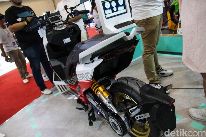 Alva Cervo X Katros Garage mejeng di IMOS+ 2023. Hasil sentuhan Atenx Katros bikin tampilan skutik listrik ini tampil lebih sporty.