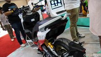 Di jok motor, bagian punuk atau tempat dudukan belakang ditinggikan 4 cm dan beberapa material jok diganti dengan karbon.  