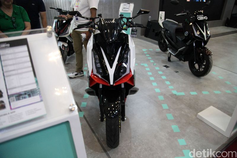 Alva Cervo X Katros Garage mejeng di IMOS+ 2023. Hasil sentuhan Atenx Katros bikin tampilan skutik listrik ini tampil lebih sporty.